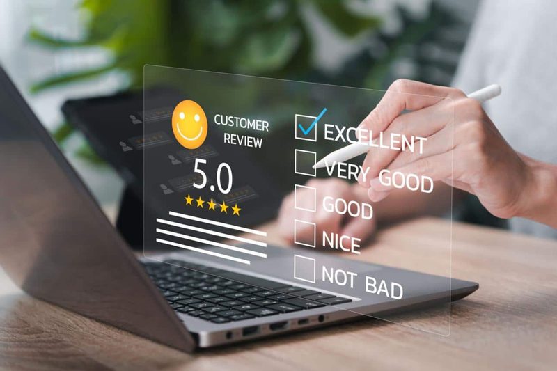 Pantalla con valoraciones de clientes y reseñas de cinco estrellas