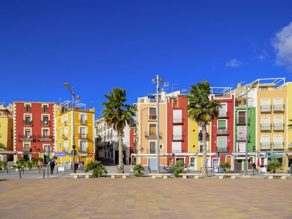 Fila de casas de colores frente al paseo marítimo de Villajoyosa