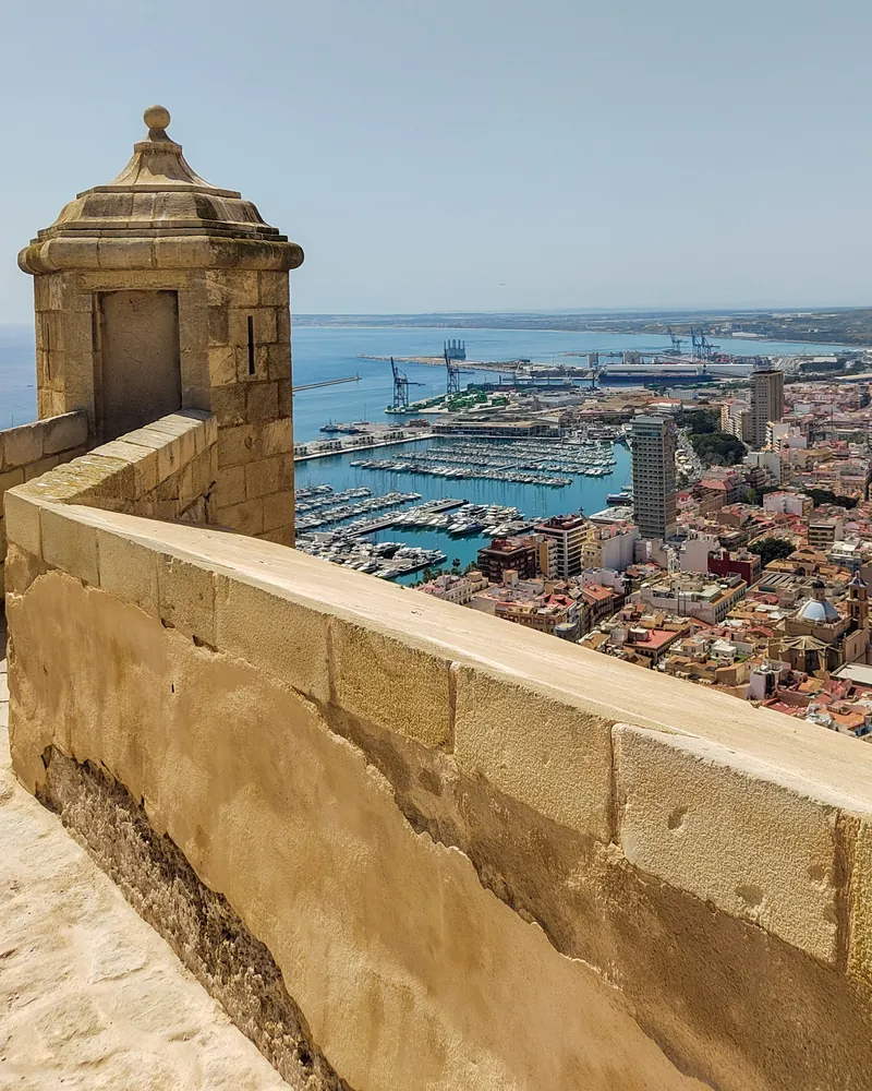 Vista del puerto deportivo y la ciudad de Alicante desde una garita del castillo de Santa Bárbara