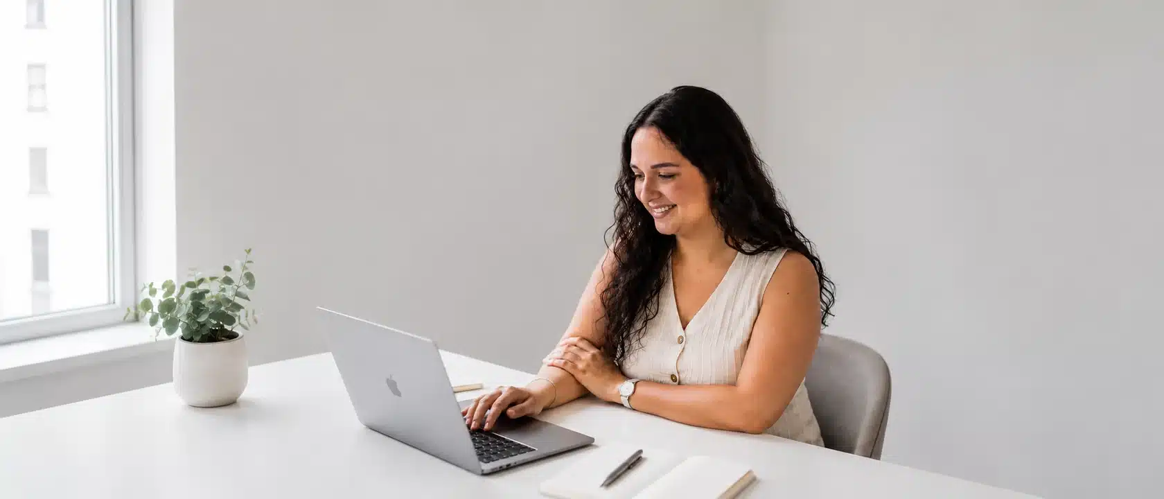 Oana Camaras, consultora de marketing turístico, trabajando
