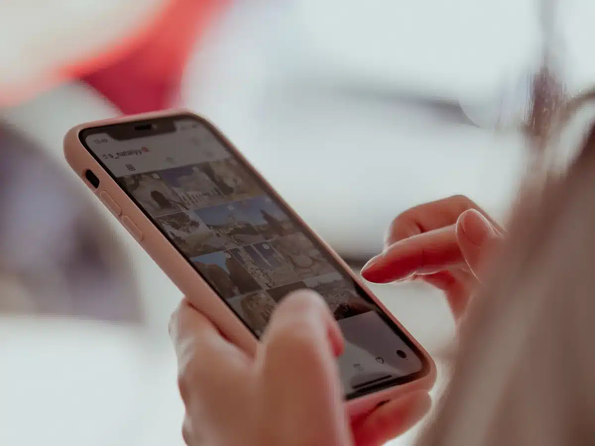Persona mirando un feed de fotos de viajes en el móvil