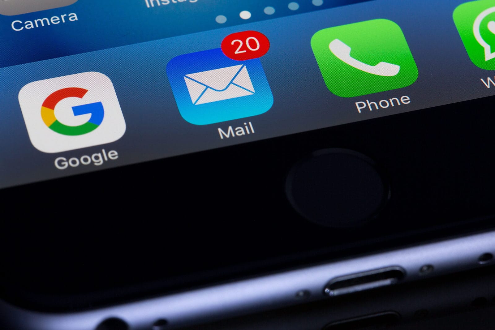Icono de la aplicación de correo en un móvil con veinte mensajes sin leer