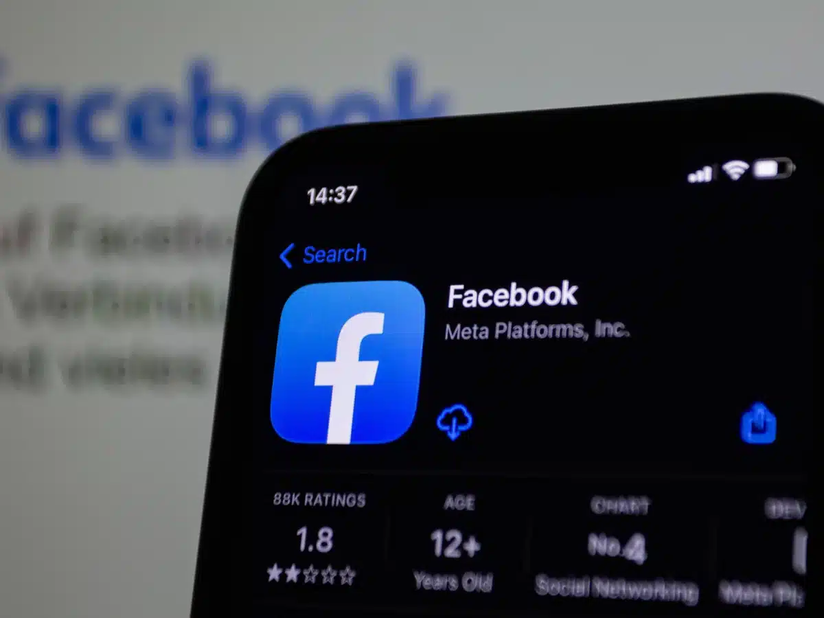 Móvil mostrando la aplicación de Facebook en la tienda de apps