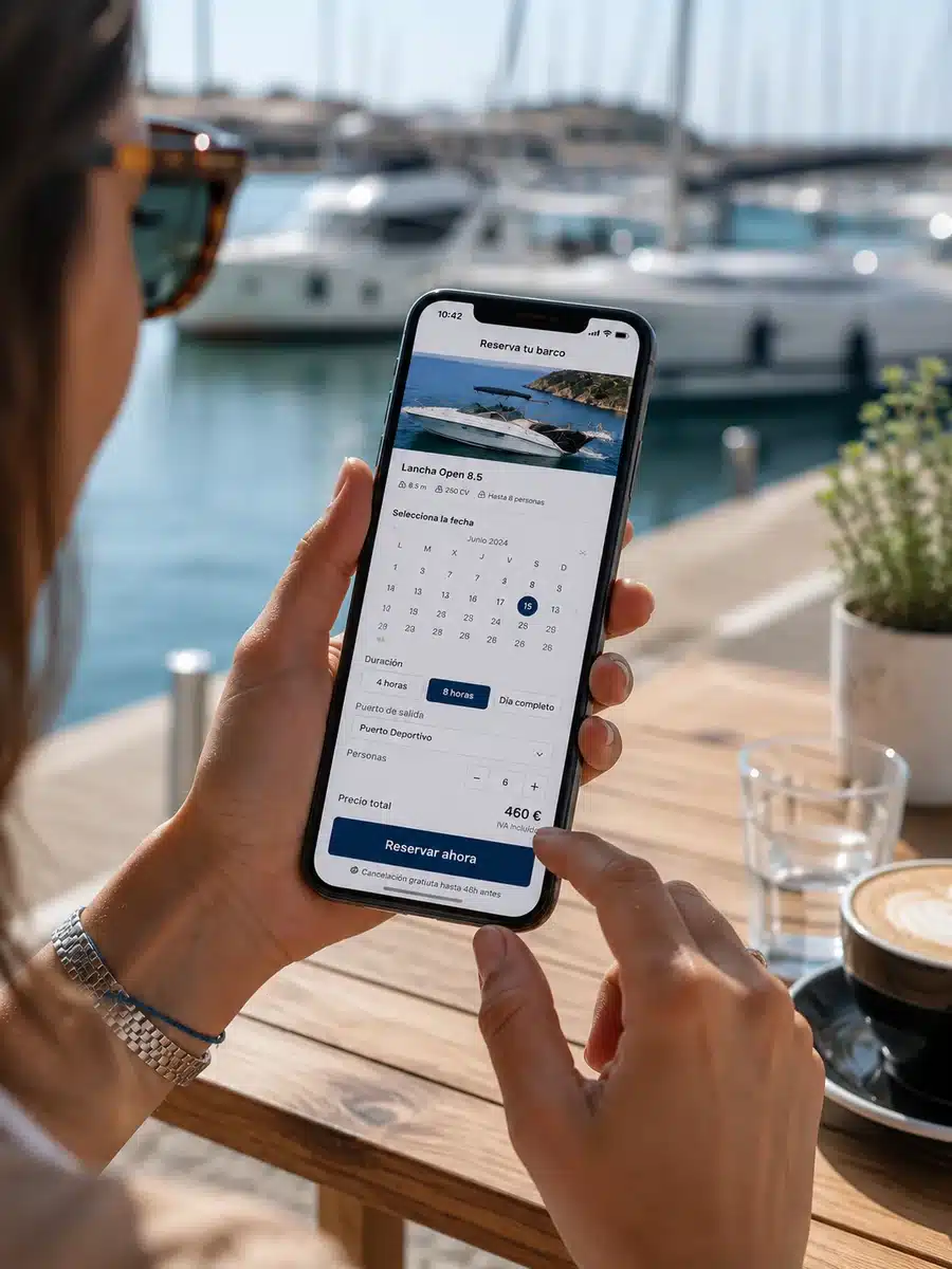 Persona reservando una lancha desde una app en el móvil frente al puerto