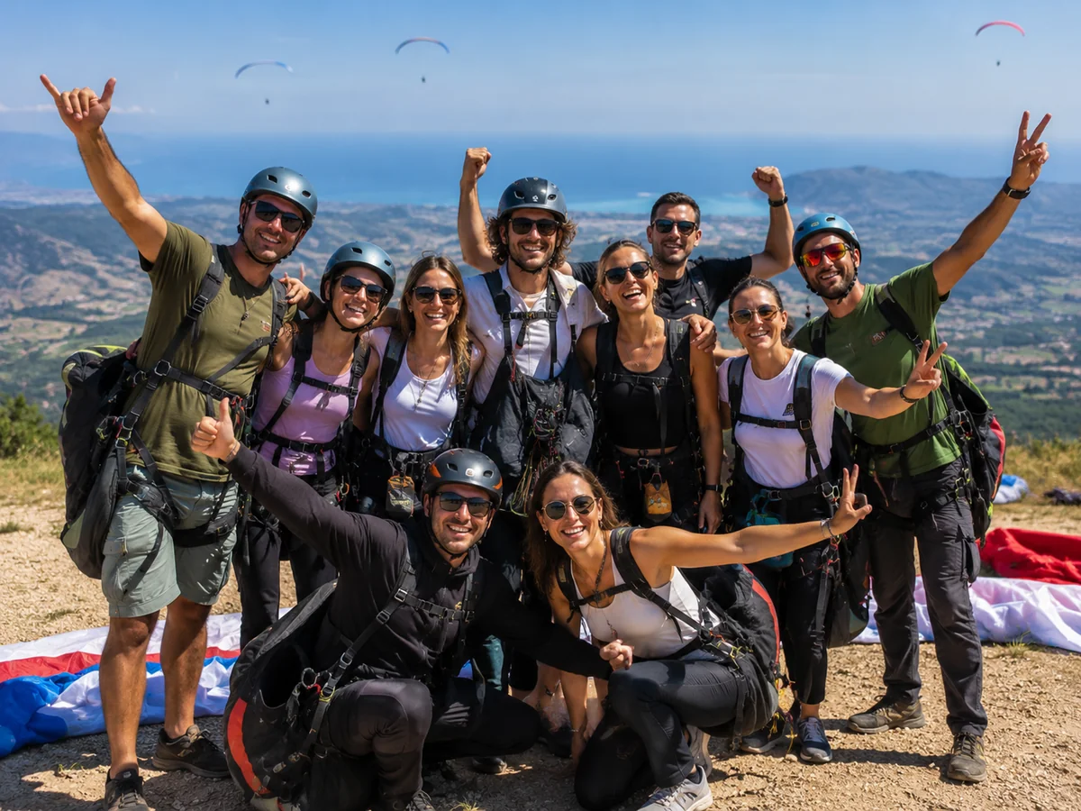 Grupo celebrando tras una actividad de aventura con su guía