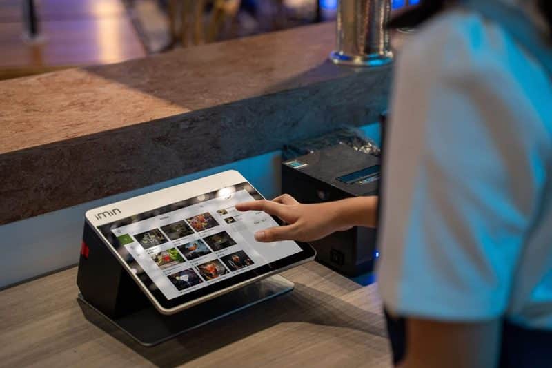 Tablet táctil con sistema de pedidos digital en un local