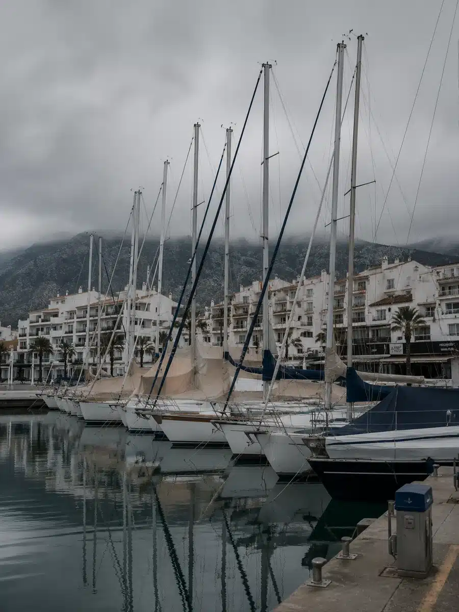 Veleros amarrados en el puerto un día nublado fuera de temporada