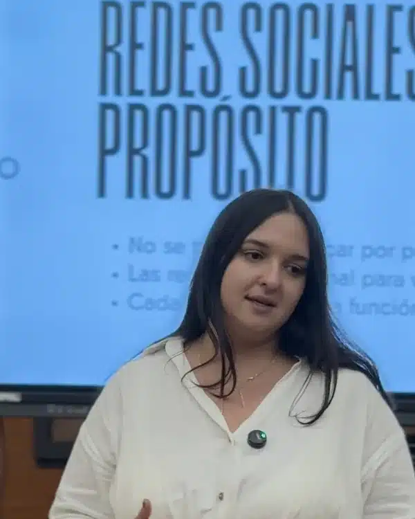 Oana Camaras impartiendo una formación sobre redes sociales para negocios turísticos