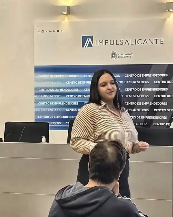 Oana Camaras impartiendo una formación
