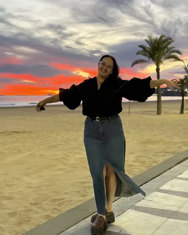 Oana Camaras en el paseo marítimo de una playa de la Costa Blanca al atardecer