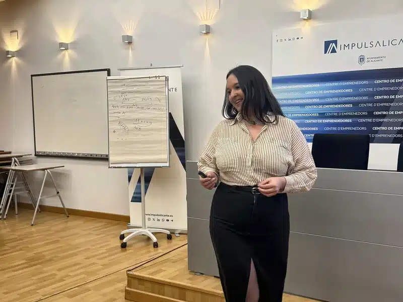 Oana Camaras impartiendo una sesión de marketing en el Centro de Emprendedores de Alicante
