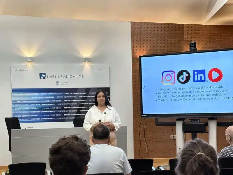 Oana Camaras dando una ponencia sobre redes sociales ante el público en un evento