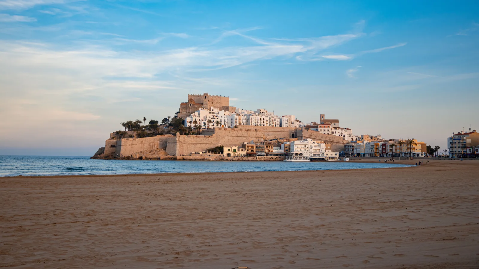 Casco antiguo amurallado y castillo de Peñíscola vistos desde la playa