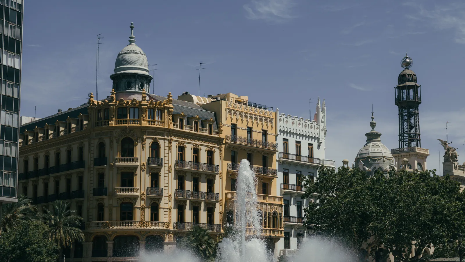 Edificios históricos del centro de Valencia junto a la fuente de la plaza del Ayuntamiento