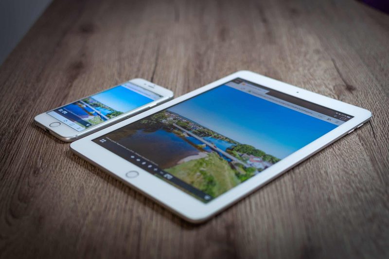 Tablet y móvil mostrando anuncios digitales de un destino turístico