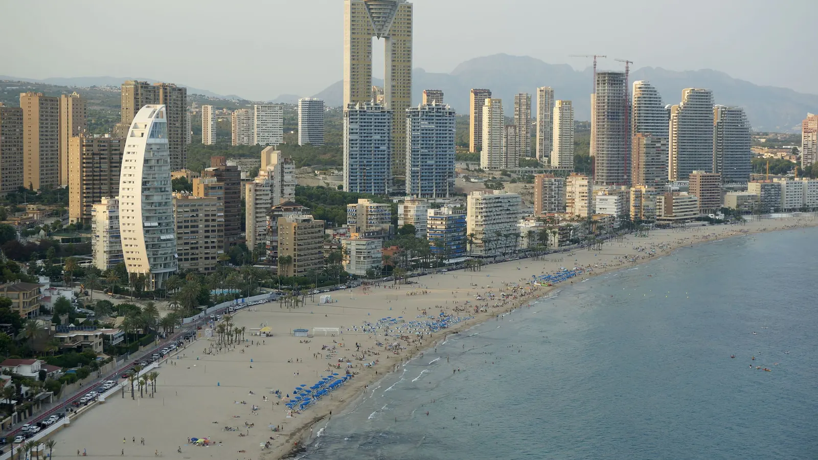 Rascacielos y apartamentos frente a la playa de Poniente de Benidorm vistos desde lo alto