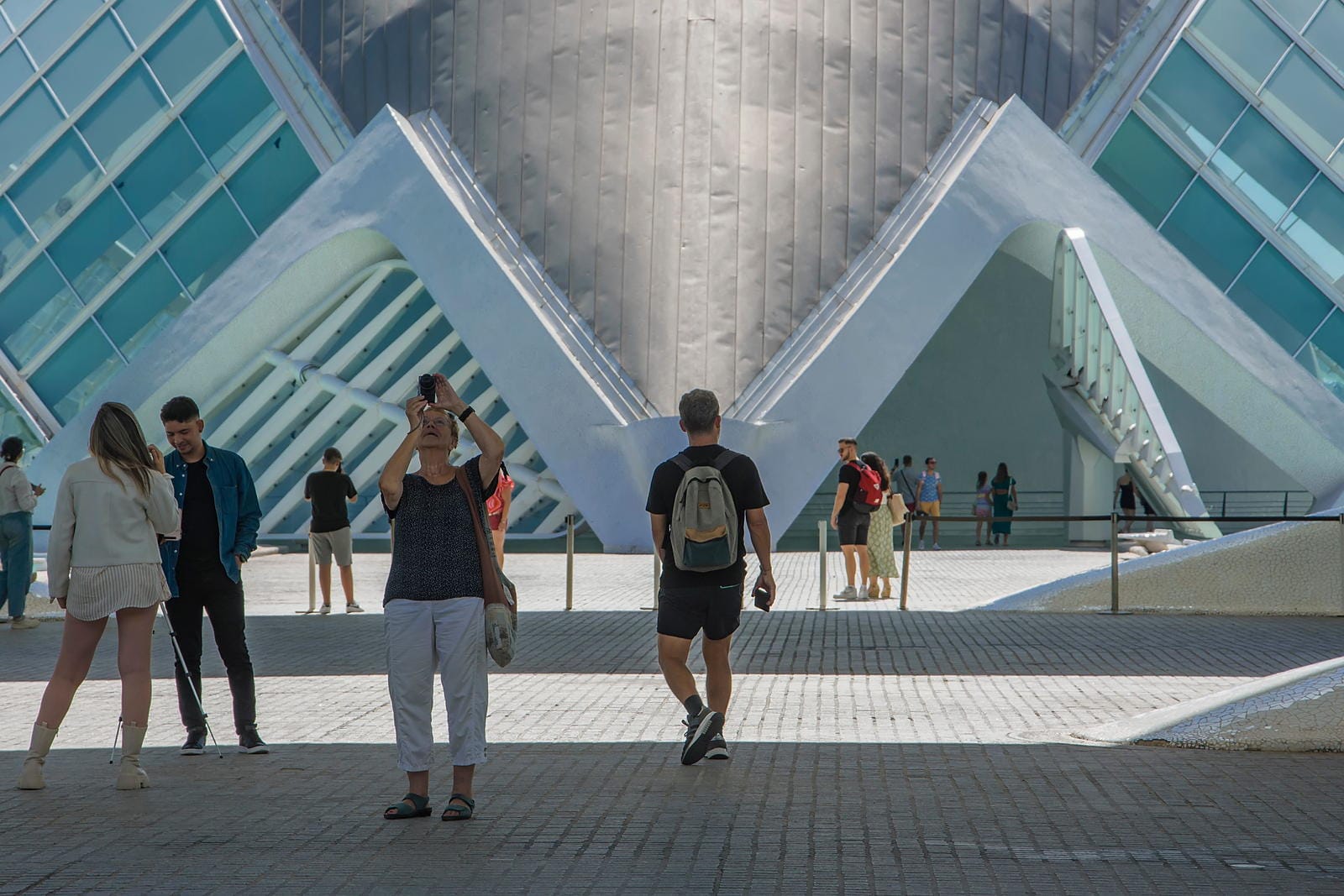 Visitantes paseando por la Ciudad de las Artes y las Ciencias de Valencia