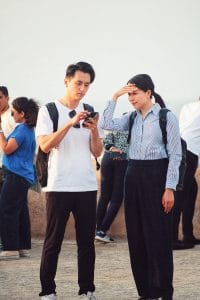 Dos viajeros consultando el móvil para orientarse en un destino turístico