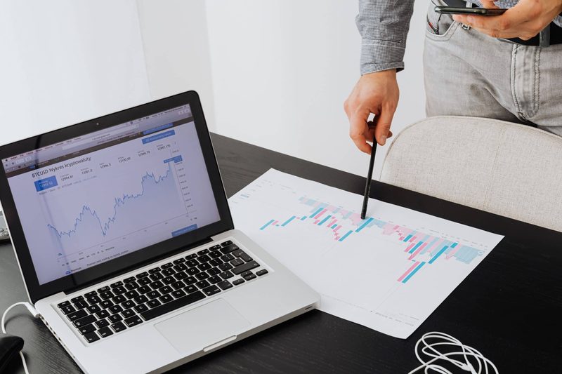 Portátil mostrando gráficos de análisis y posicionamiento SEO